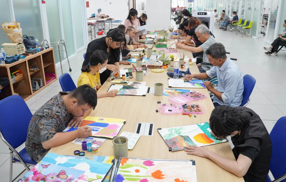 Lớp học vẽ đặc biệt được duy trì nhằm hỗ trợ các bệnh nhân sau đột quỵ, chấn thương não phục hồi vận động, cải thiện khả năng giao tiếp, ngôn ngữ, giúp họ vui hơn trong cuộc sống. lop-ve-dac-biet (18).jpg