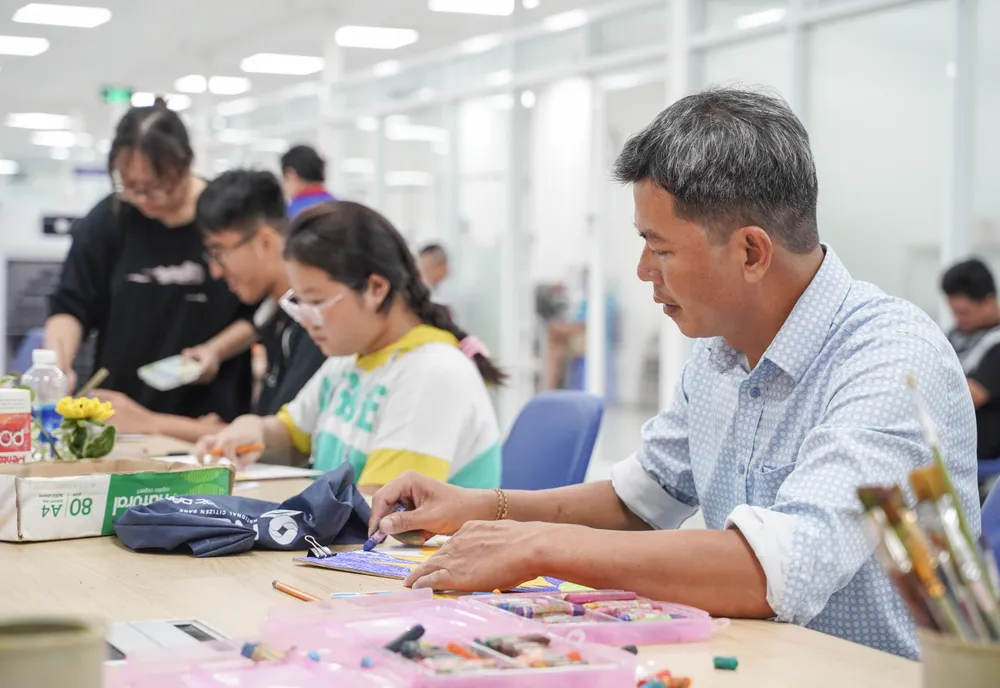 Có thể mỗi bức vẽ không phải là bức vẽ đẹp nhất nhưng lại là bức vẽ giá trị nhất. Tất cả được vẽ nên bằng chính sự cố gắng, nỗ lực của những người bệnh với hy vọng một cuộc sống phía trước sẽ trở nên tốt đẹp hơn. lop- hoc-ve-dac-biet (7).jpg
