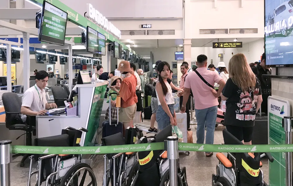 Lượng khách tập trung trước quầy thủ tục của một số hãng bay không quá đông đúc. Ảnh: TV san-bay (1).jpg