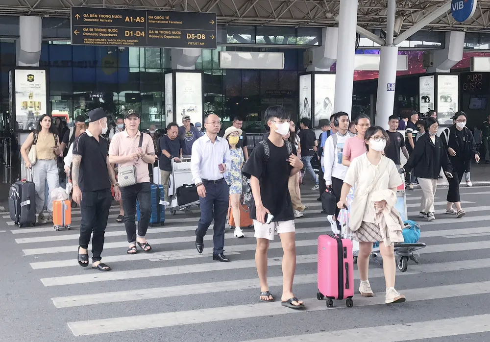 Hành khách rời nhà ga quốc nội sân bay Tân Sơn Nhất. Ảnh: TV san-bay (6).jpg