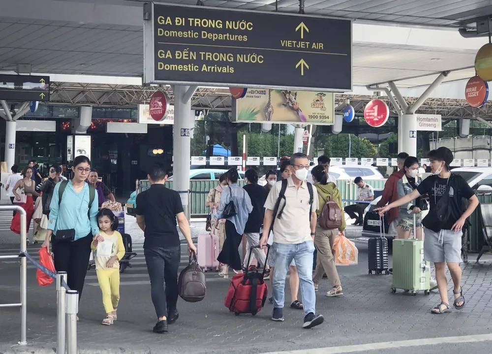 Theo dự kiến sân bay Tân Sơn Nhất đón khoảng 120.000 hành khách/ngày trong dịp lễ 2-9. Ảnh: TV san-bay (7).jpg