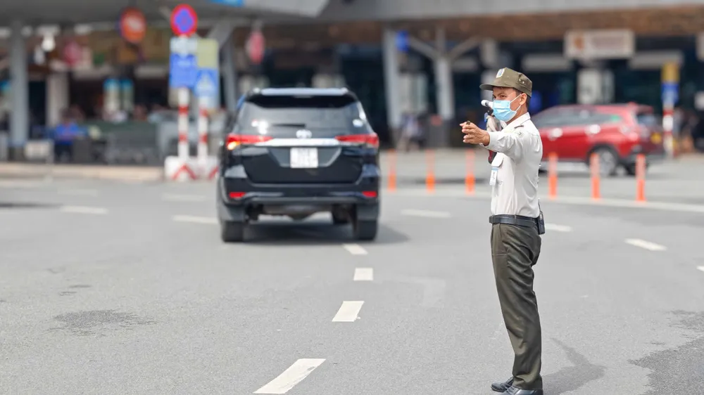 Lượng phương tiện giao thông di chuyển vào sân bay Tân Sơn Nhất ổn định, không xảy ra tình trạng ùn ứ. Ảnh: TV san-bay (8).jpg