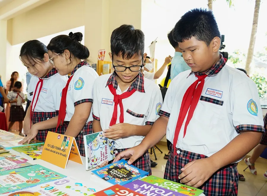 Chương trình “Trang bị 5 triệu quyển sách cho cơ sở”, được triển khai thực hiện từ tháng 2-2024 kéo dài đến 12-2025. Tuan-le-sach-va-chuyen-doi-so.jpg