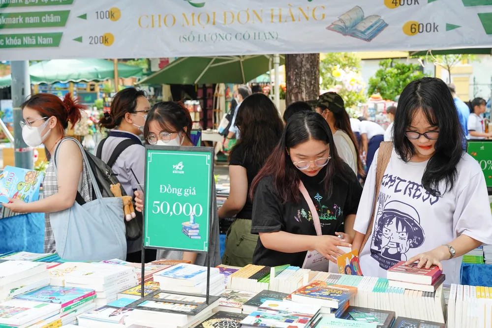 Tuần lễ sách và chuyển đổi số 2024 tại TP.HCM hứa hẹn sẽ mang đến nhiều hấp dẫn cho người dân và du khách. Tuần lễ Sách và Chuyển đổi số