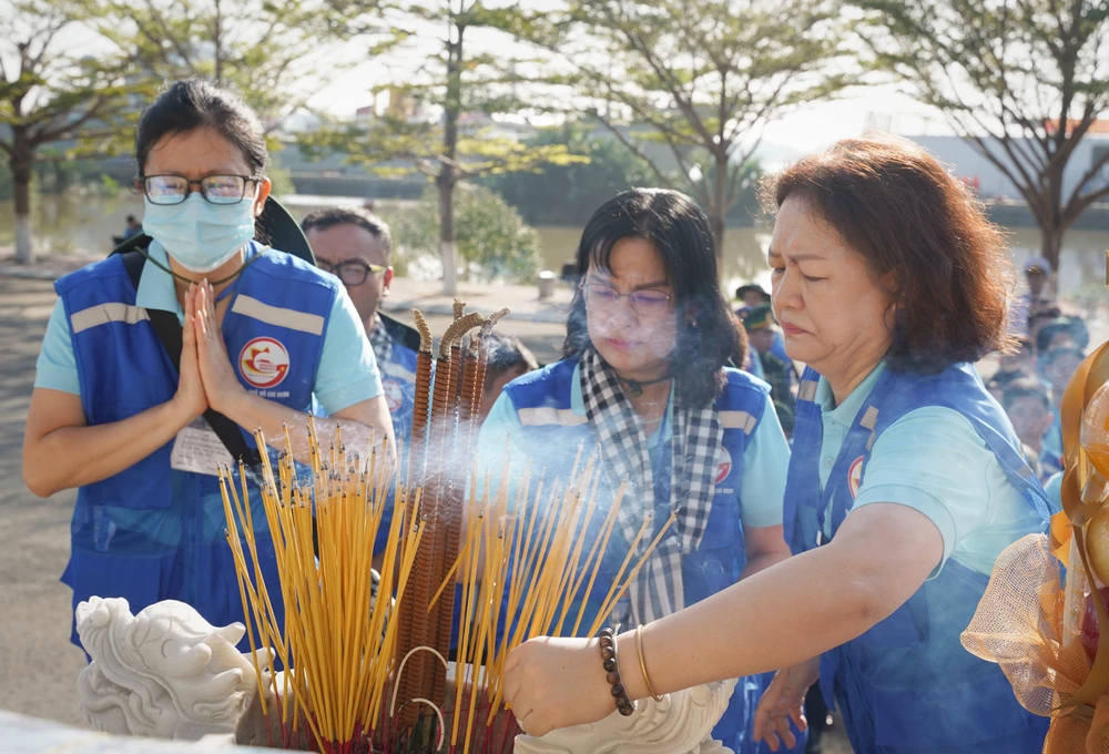 160 đại biểu TP.HCM khởi hành thăm chiến sĩ, nhân dân vùng biển đảo Tây Nam của Tổ quốc