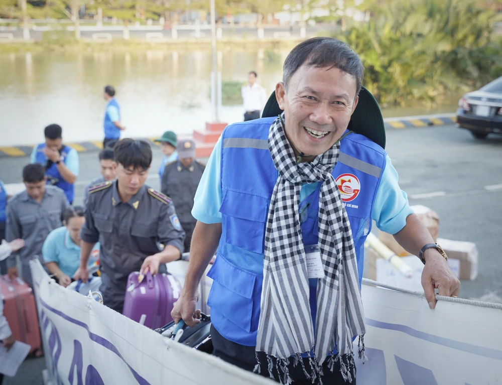 160 đại biểu TP.HCM khởi hành thăm chiến sĩ, nhân dân vùng biển đảo Tây Nam của Tổ quốc