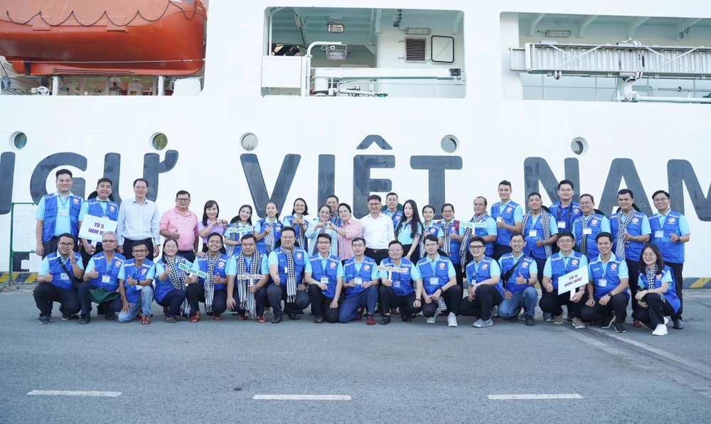 160 đại biểu TP.HCM khởi hành thăm chiến sĩ, nhân dân vùng biển đảo Tây Nam của Tổ quốc