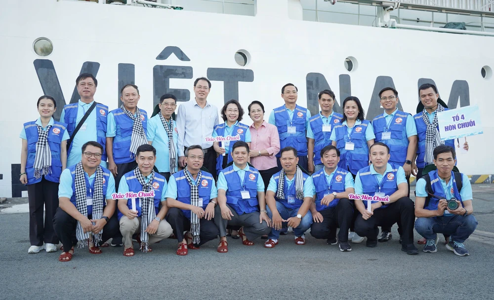 160 đại biểu TP.HCM khởi hành thăm chiến sĩ, nhân dân vùng biển đảo Tây Nam của Tổ quốc