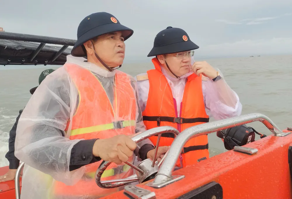 Đoàn đại biểu TP.HCM thăm, động viên cán bộ, chiến sĩ đảo Hòn Khoai, Cà Mau