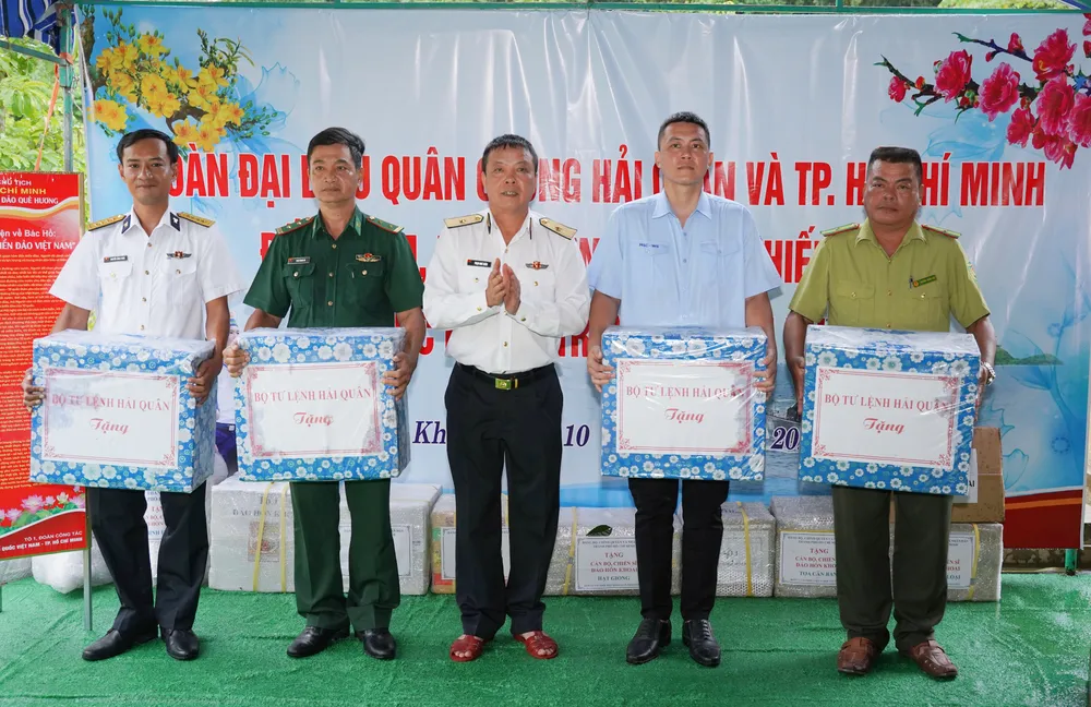 Đoàn đại biểu TP.HCM thăm, động viên cán bộ, chiến sĩ đảo Hòn Khoai, Cà Mau