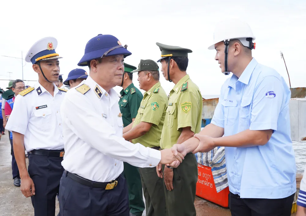 Đoàn đại biểu TP.HCM thăm, động viên cán bộ, chiến sĩ đảo Hòn Khoai, Cà Mau