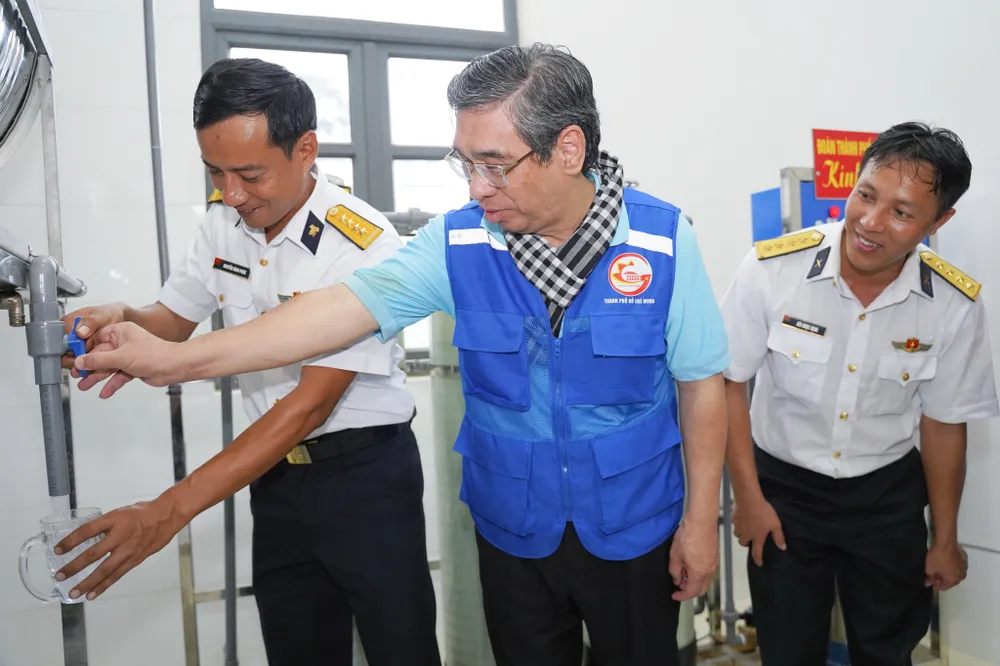 Đoàn đại biểu TP.HCM thăm, động viên cán bộ, chiến sĩ đảo Hòn Khoai, Cà Mau