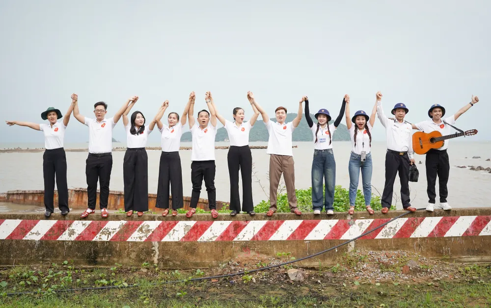 Đoàn đại biểu TP.HCM thăm, động viên cán bộ, chiến sĩ đảo Hòn Khoai, Cà Mau