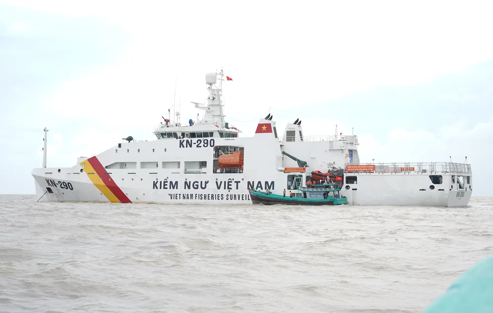 Đoàn đại biểu TP.HCM thăm, động viên cán bộ, chiến sĩ đảo Hòn Khoai, Cà Mau