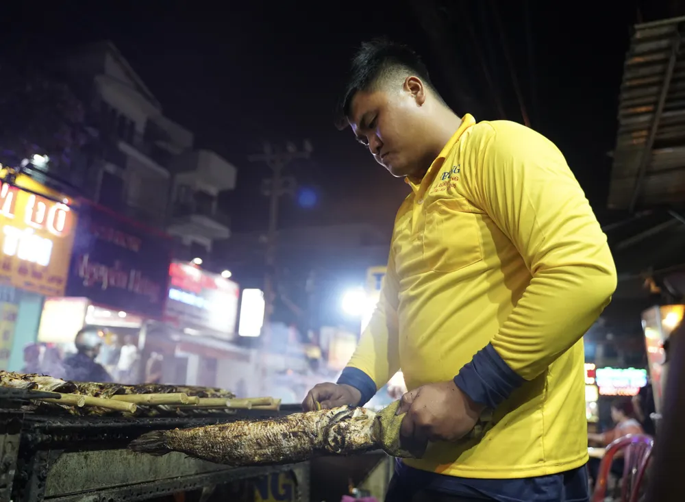 Phố “cá lóc nướng” TP.HCM xuyên đêm chuẩn bị hàng nghìn con cá trước ngày vía Thần Tài