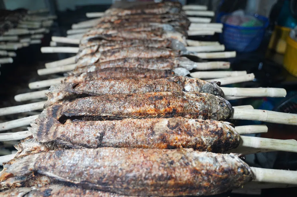 Phố “cá lóc nướng” TP.HCM xuyên đêm chuẩn bị hàng nghìn con cá trước ngày vía Thần Tài