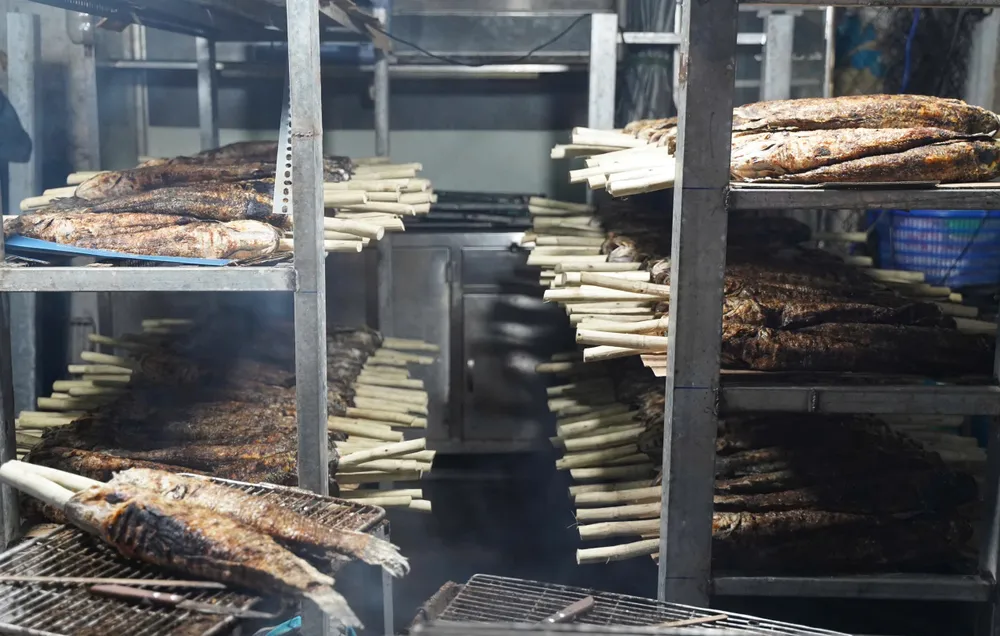 Phố “cá lóc nướng” TP.HCM xuyên đêm chuẩn bị hàng nghìn con cá trước ngày vía Thần Tài