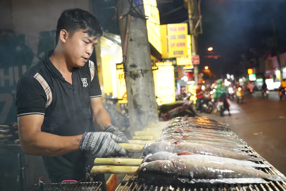 Phố “cá lóc nướng” TP.HCM xuyên đêm chuẩn bị hàng nghìn con cá trước ngày vía Thần Tài