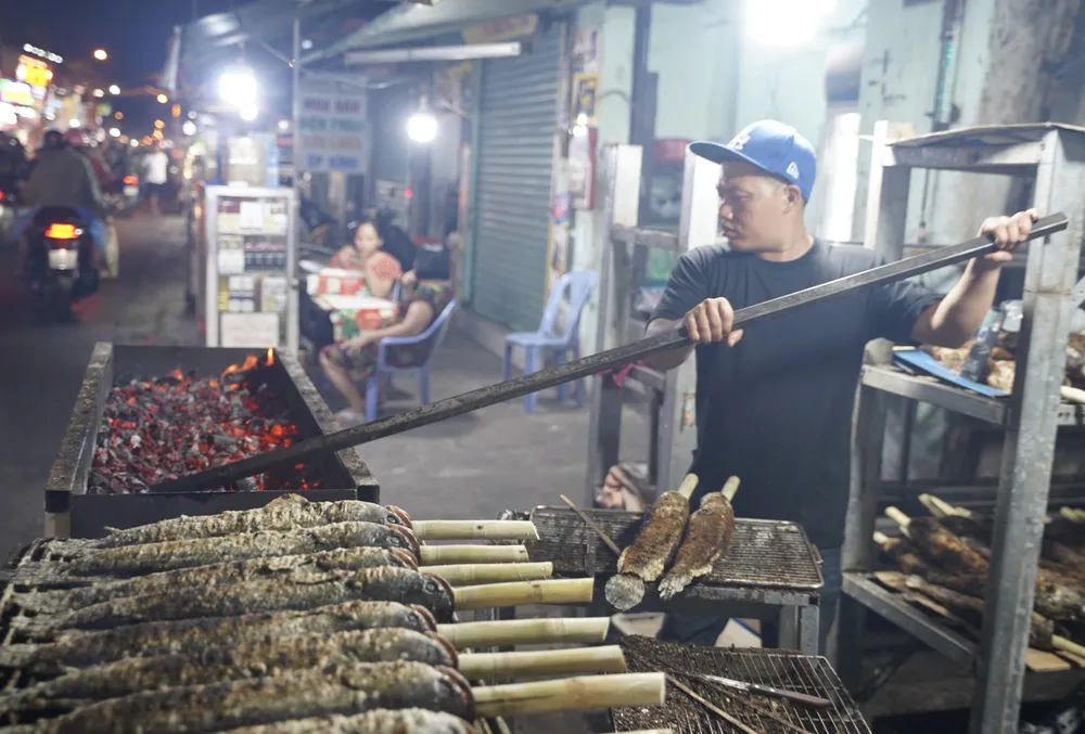 Phố “cá lóc nướng” TP.HCM xuyên đêm chuẩn bị hàng nghìn con cá trước ngày vía Thần Tài