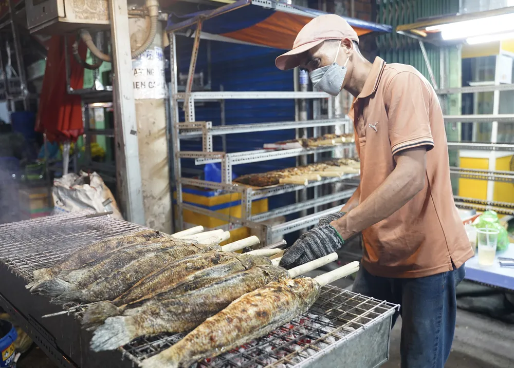Phố “cá lóc nướng” TP.HCM xuyên đêm chuẩn bị hàng nghìn con cá trước ngày vía Thần Tài