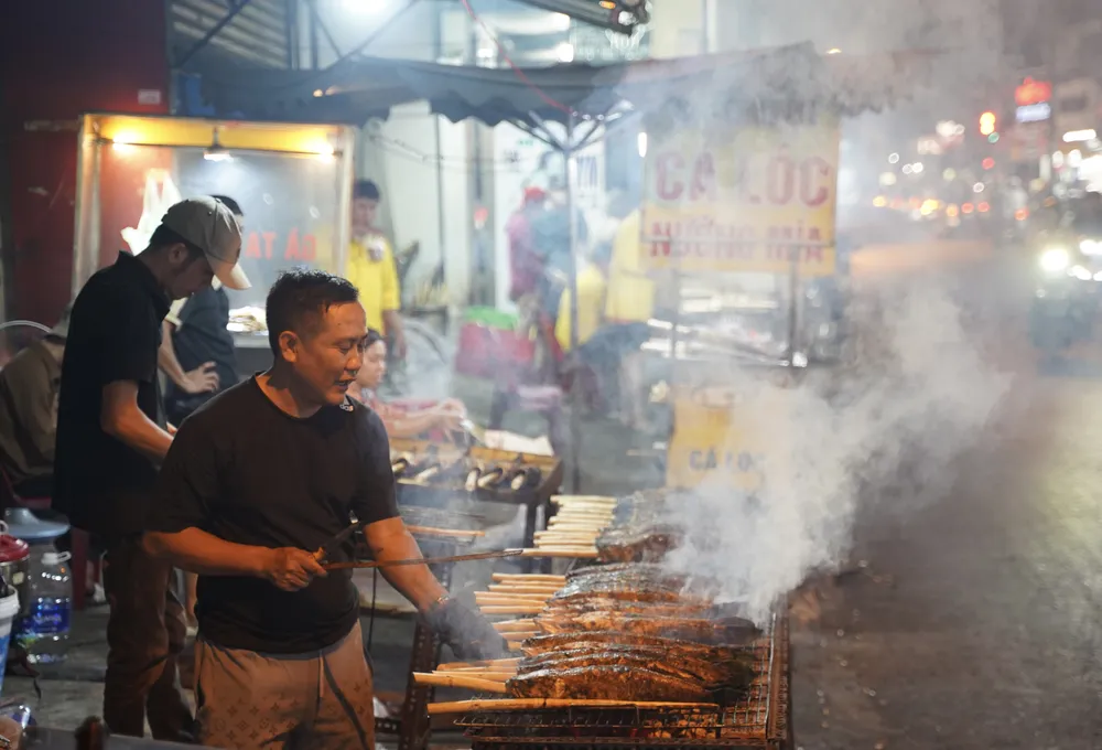 Phố “cá lóc nướng” TP.HCM xuyên đêm chuẩn bị hàng nghìn con cá trước ngày vía Thần Tài