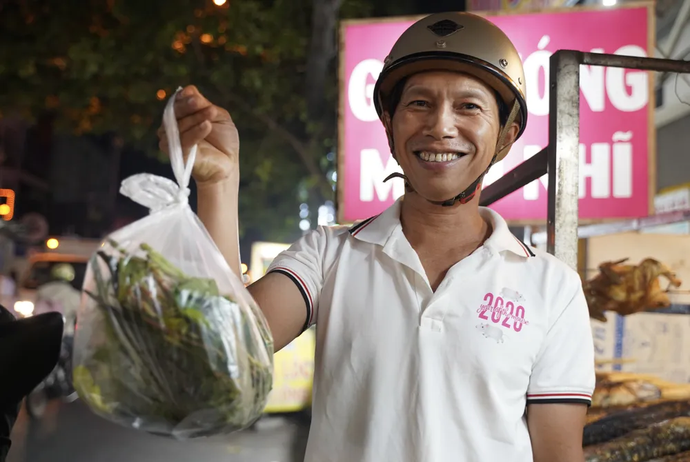 Phố “cá lóc nướng” TP.HCM xuyên đêm chuẩn bị hàng nghìn con cá trước ngày vía Thần Tài