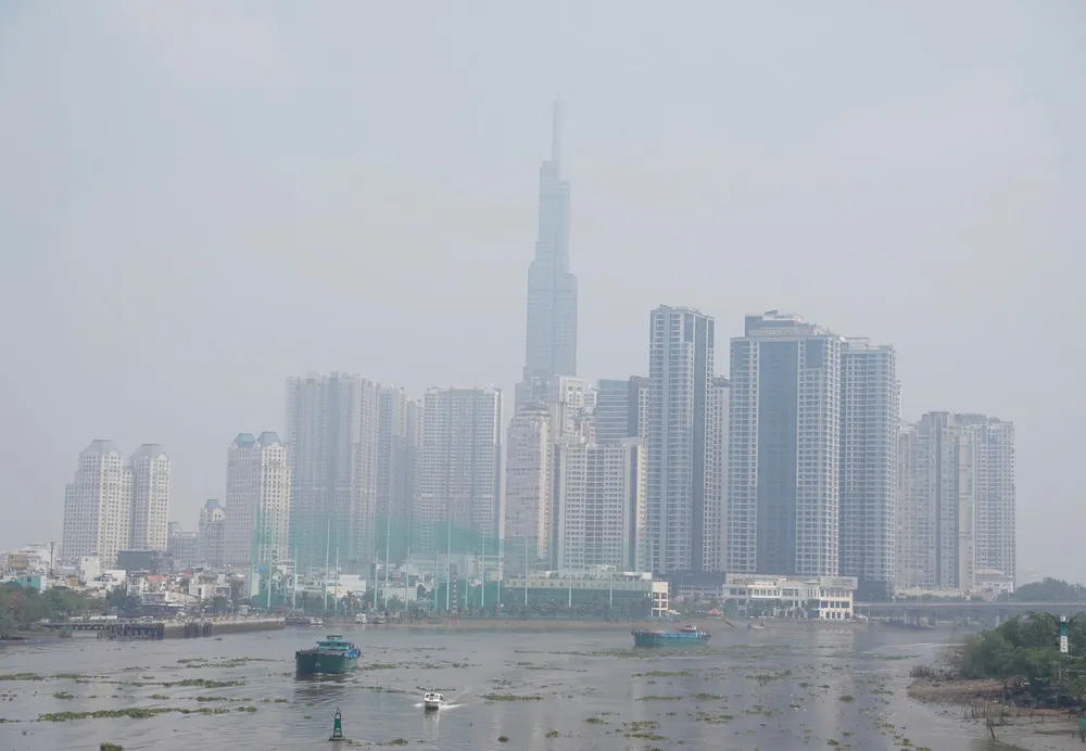 Nhiều nơi tại TP.HCM chìm trong sương mù bao phủ