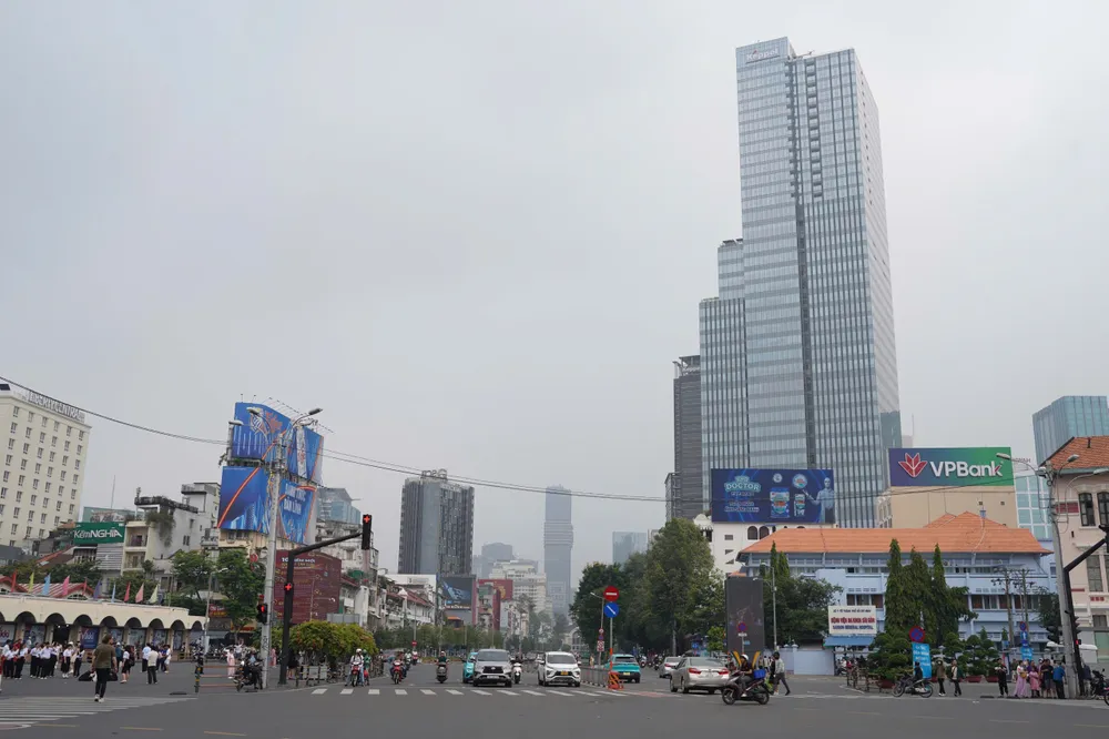 Nhiều nơi tại TP.HCM chìm trong sương mù bao phủ