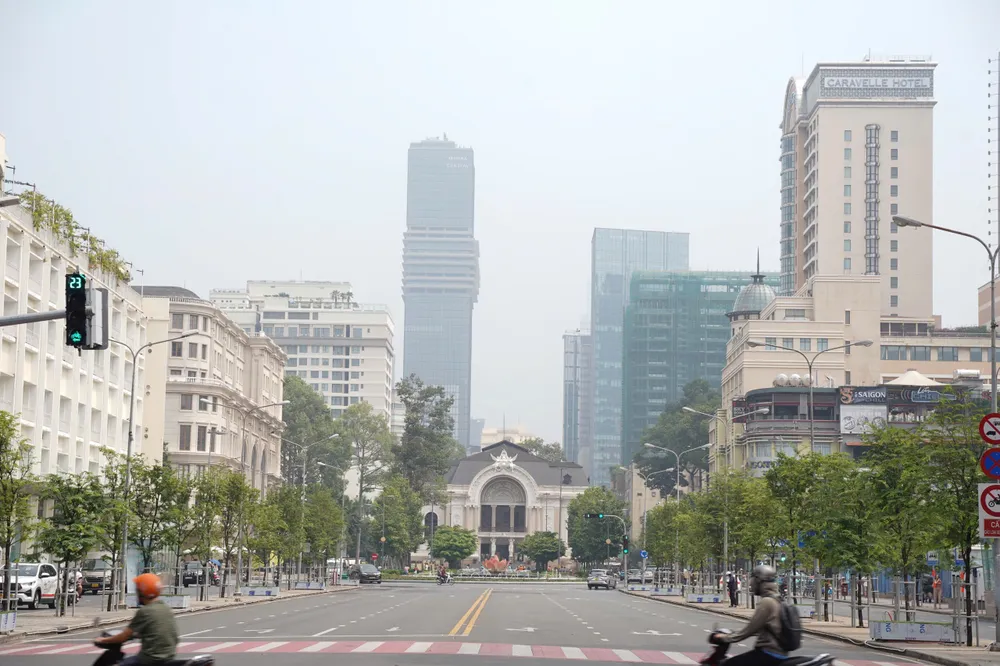 Nhiều nơi tại TP.HCM chìm trong sương mù bao phủ