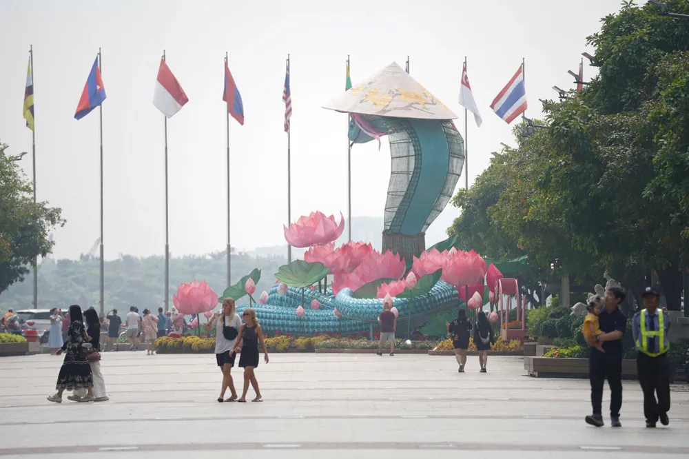 Nhiều nơi tại TP.HCM chìm trong sương mù bao phủ