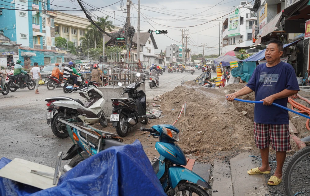 TP.HCM: Người dân mong sớm di dời hàng chục cột điện nằm giữa mặt đường Dương Quảng Hàm