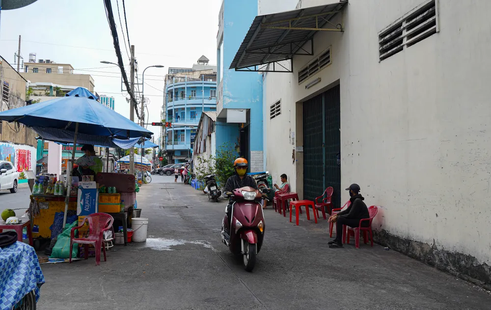 Hiện tại, phía mặt tiền đường khu nhà đất được người dân tận dụng làm điểm bán nước giải khát. Toàn cảnh 7 khu nhà đất sắp được TP.HCM tổ chức đấu giá