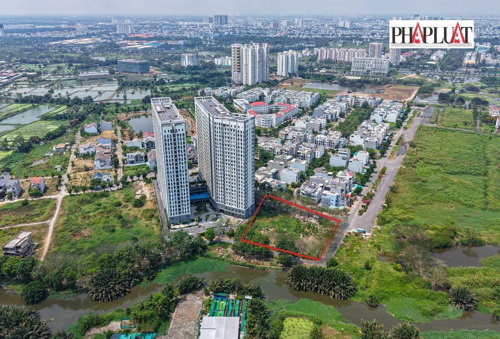 Khu đất phía Nam tại khu dân cư 13E - khu chức năng 13, khu đô thị mới Nam TP.HCM, xã Phong Phú, huyện Bình Chánh (diện tích 2.464 m2), với quy hoạch là trung tâm thương mại - kinh doanh văn phòng. Toàn cảnh 7 khu nhà đất sắp được đấu giá tại TP.HCM