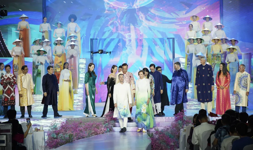 Hàng trăm bộ Áo dài được trình diễn tại Lễ hội Áo dài TP.HCM lần thứ 11