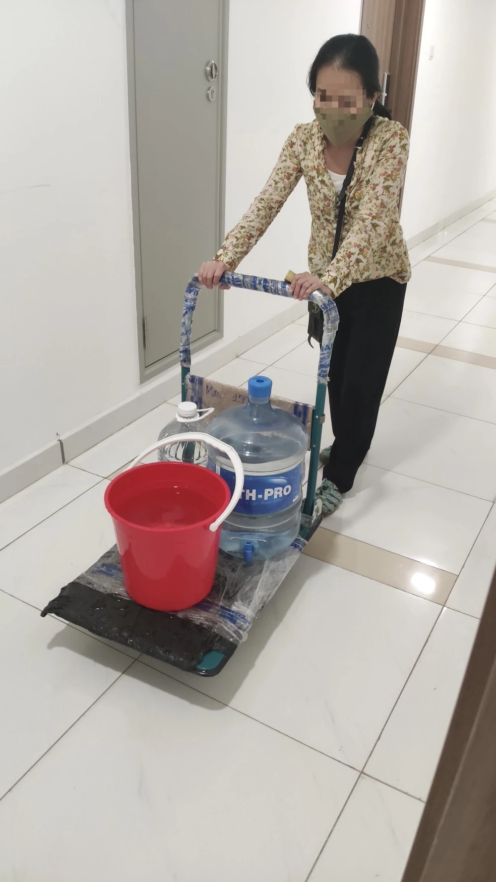 Những ngày qua, bà MP phải đi xin nước ở nơi khác để dùng Ảnh: TRẦN MINH