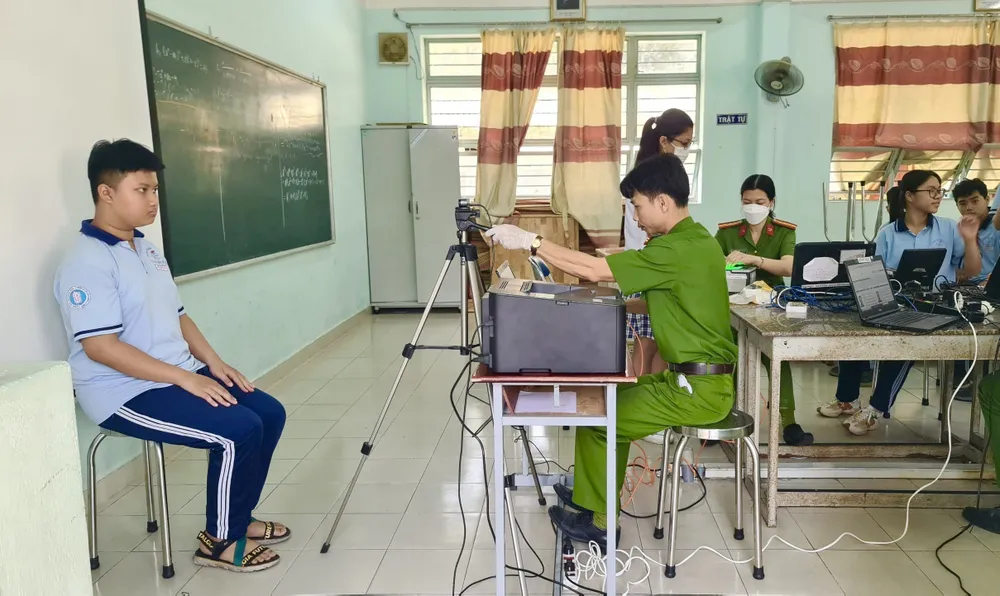 Sáng ngày 25-3, CATP Thủ Đức đến tận Trường THCS Tăng Nhơn Phú B, để làm CCCD gắn chip cho các em HS. Ảnh: TRẦN MINH