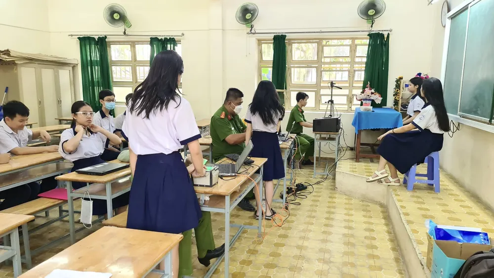 Các em HS được làm CCCD ngay tại phòng học. Ảnh: TRẦN MINH