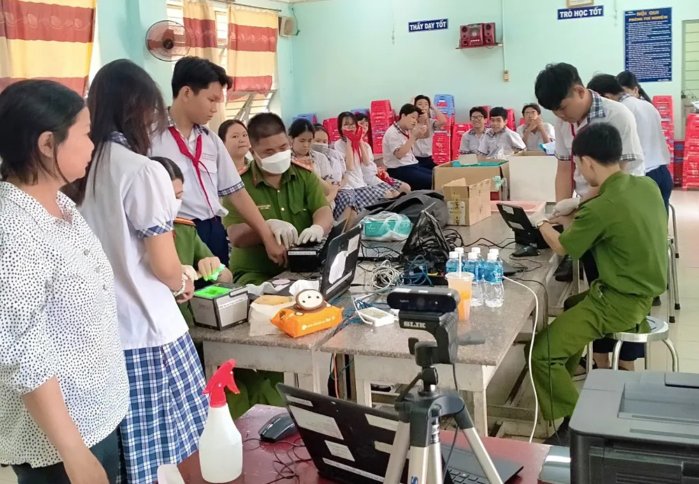 Các em HS phấn khởi khi được làm CCCD gắn chíp lần đầu. Ảnh: TRẦN MINH