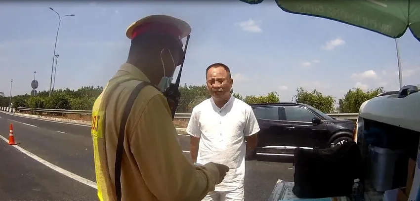 Tài xế T tại thời điểm kiểm tra. Ảnh CACC