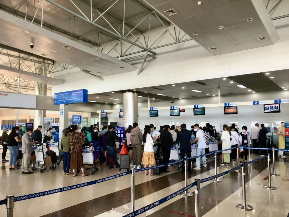 Hành khách xếp hàng làm thủ tục check-in tại sân bay Liên Khương (Đà Lạt). Ảnh: TRẦN MINH