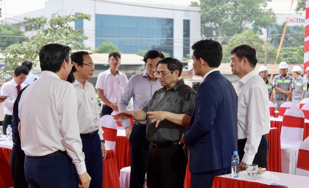 Thủ tướng Phạm Minh Chính đang trao đổi với lãnh đạo Thành phố. Ảnh: TRẦN MINH