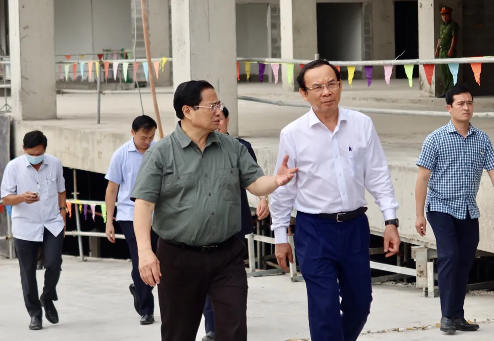 Thủ tướng Phạm Minh Chính và Bí thư Thành ủy TP.HCM Nguyễn Văn Nên khảo sát dự án Bệnh viện đa khoa khu vực Thủ Đức. Ảnh: TRẦN MINH