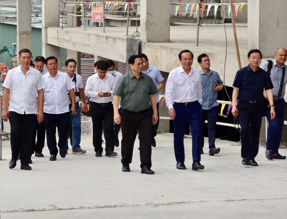 Từ trái qua phải: Thủ tướng Phạm Minh Chính, Bí thư Thành ủy TP.HCM Nguyễn Văn Nên, Phó Thủ tướng Chính phủ Trần Hồng Hà. Ảnh: TRẦN MINH