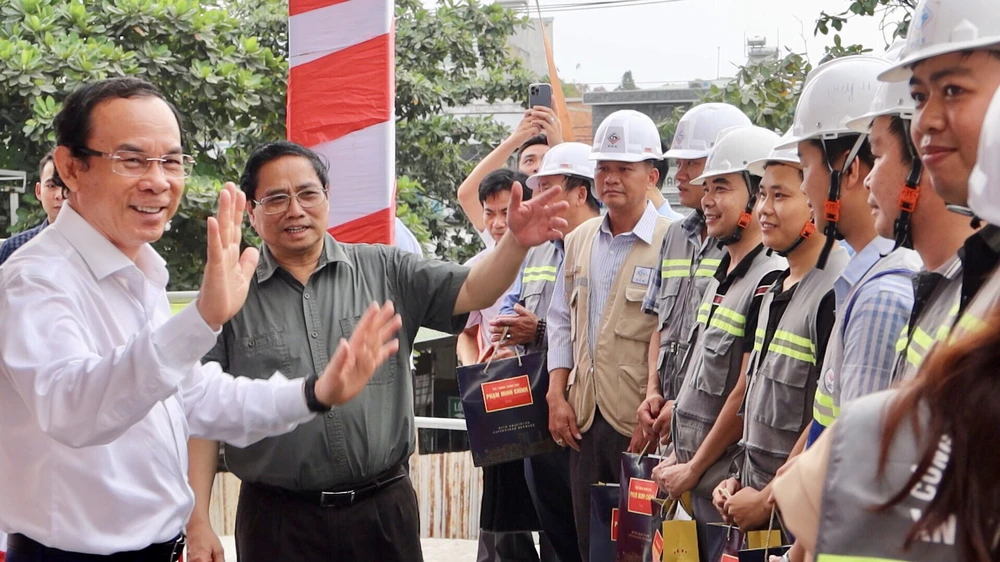 Thủ tướng Phạm Minh Chính và Bí thư Thành ủy TP.HCM Nguyễn Văn Nên thăm hỏi, tặng quà cho các công nhân công trình. Ảnh: TRẦN MINH