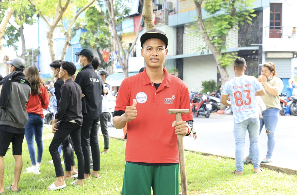 Để chuẩn bị cho cuộc đua vào sáng nay, các vận động viên đã tích cực luyện tập, làm quen với mặt kênh từ nhiều ngày trước. Theo anh Lâm Sơn Nhật, đội đua đến từ quận 3, cho biết: “Với đường đua 500m, các tay chèo đã tập luyện gần một tháng để tham gia lễ hội hôm nay. Trong quá trình tập luyện, tôi nhận thấy khó khăn lớn nhất là tuyến đường sông này, bởi nơi đây có hai khúc cua nên đội đua gặp khó khăn khi di chuyển qua đoạn này”. Ảnh: MINH ĐỦ