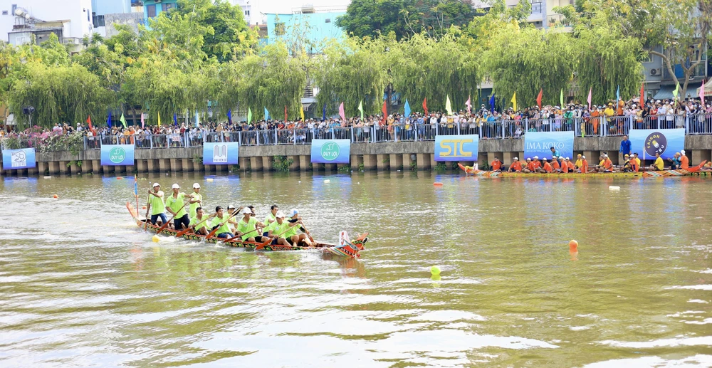 Rất đông người dân có mặt từ sớm để cổ vũ cho 9 đội tham gia tranh tài đến từ TP.HCM, Bình Dương, Tây Ninh, Kiên Giang và Bình Phước. Ảnh: MINH ĐỦ
