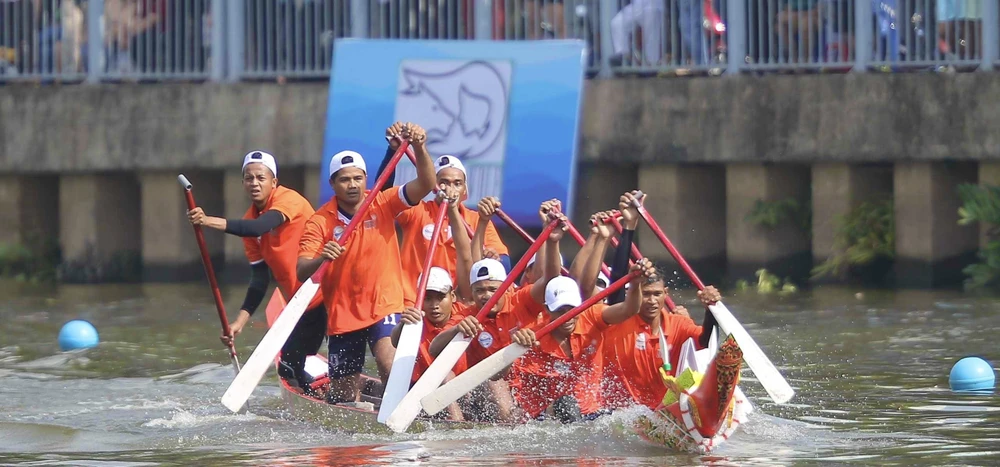 Đội ghe ngo quận 3 thể hiện khí thế hừng hực để về đích. Ảnh: TRẦN MINH