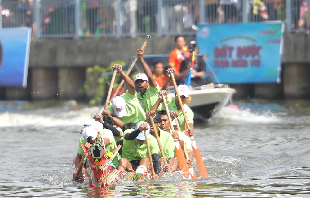 Đội Kha Lang Mương đến từ Kiên Giang giành hạng nhất. Ảnh: TRẦN MINH