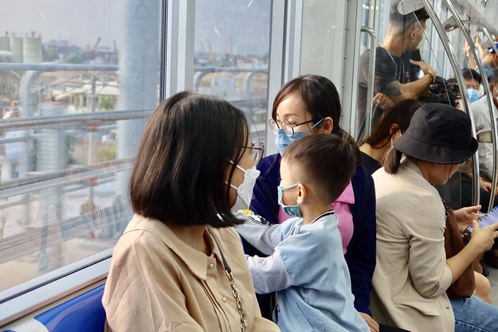 Người dân thích thú ngắm nhìn thành phố tàu chạy từ trên cao. Ảnh: TRẦN MINH