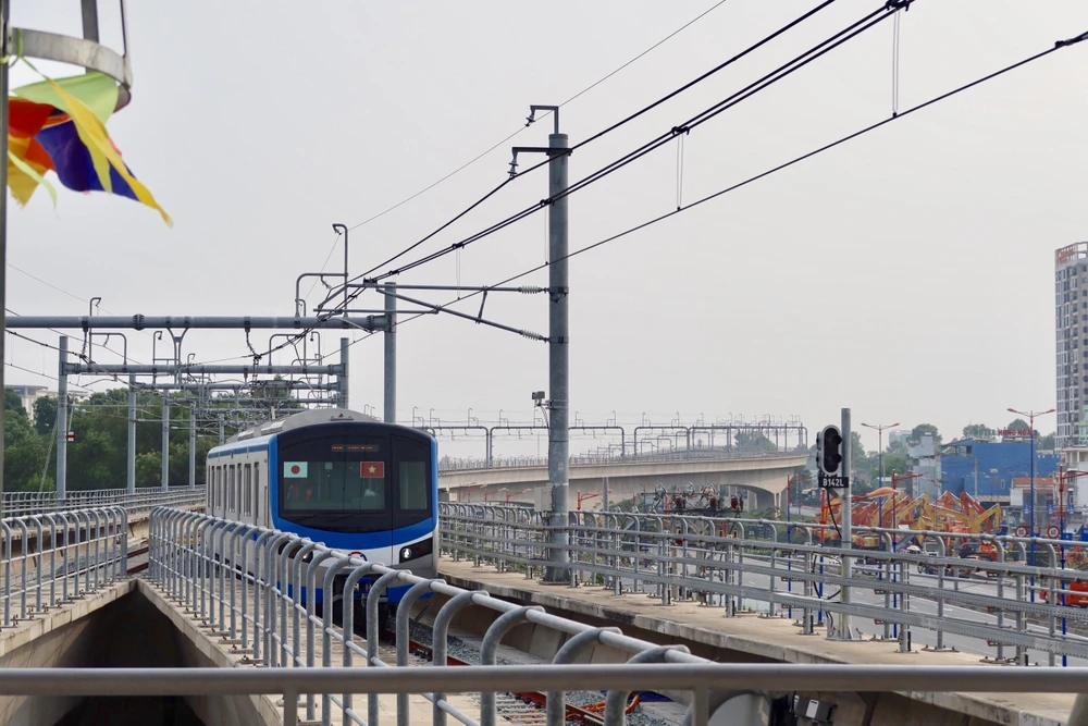 Tàu metro chuẩn bị cập bến để đón những hành khách. Ảnh: TRẦN MINH